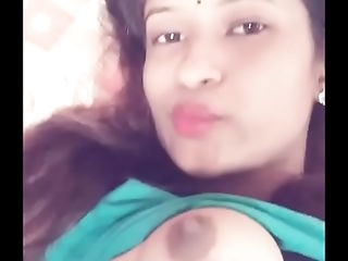 Desi lady showing boobs selfie